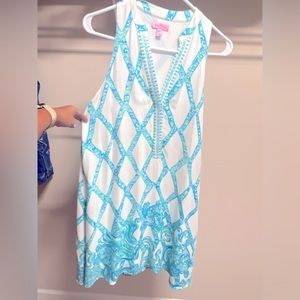 V-neck line with buttons. Swing style skirt. Eye catching print